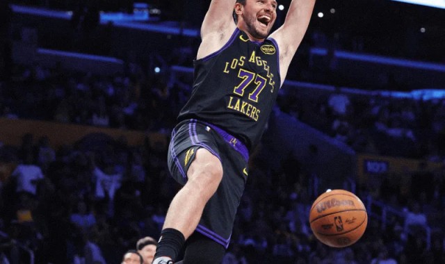 九游会app-双手爆扣！NBA官方晒出东契奇今日双手飞扣照：微笑的卢卡